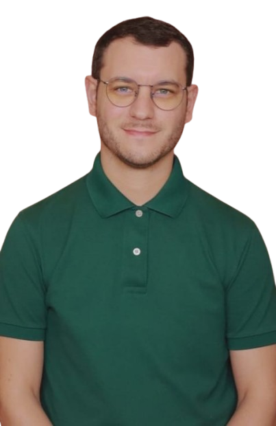 homme brun souriant avec lunettes rondes et polo vert