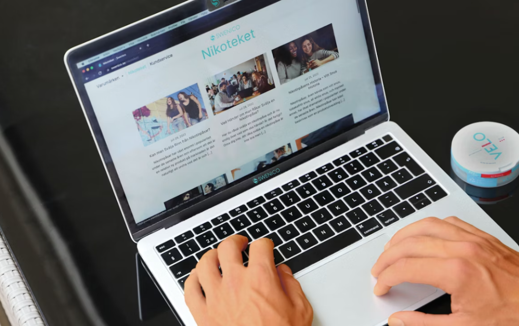 freelance de dos travaillant sur son pc avec des notes de chaque côté