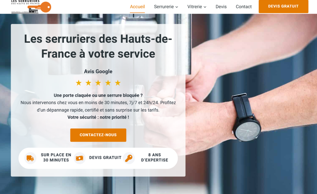 Page d'accueil du site lesserruriershdf.fr montrant les bras d'un serrurier en train de travailler en fond d'écran et avec en premier plan un bloc écrit le noms de l'entreprise, avis google 5 étoiles, un petit paragraphe et un bouton orange "Contactez-nous"