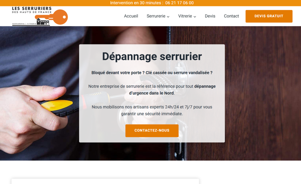 Page dépannage serruier du site lesserruriershdf.fr montrant les bras d'un serrurier en train de travailler en fond d'écran et avec en premier plan un bloc écrit "Dépannage serrurier" un petit paragraphe et un bouton orange "Contactez-nous"